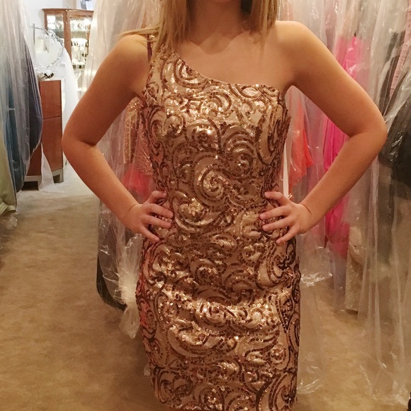 Semi formal dress - Picture 3 of 3